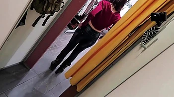 masturbation orgasmique dans une cabine d essayage