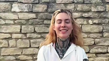 Emma, 21, is getting into pure exhibitionism! - Jacquie et Michel TV