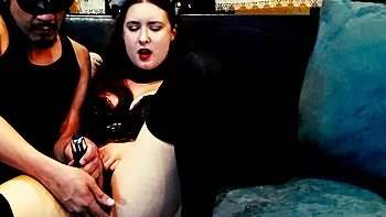 Violet Spice rubs her pussy with a vibrator on the sofa in stockings