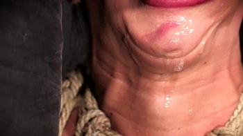 Fetish loving brunette gives cumshot