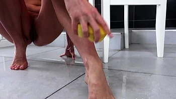 Stunning Blondie Pours Piss Over Herself