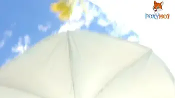 Exhibiendome un poco en la playa, mostrando mi culo en tanga y mis tetas al aire