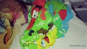 Esposa coloca una cámara escondida por que sabe que su esposo le es infiel con su hermanastra en las noches / descubre que se la folla hasta en la misma cama / LeandroZimmer / ChloeBearwolf