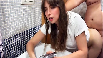 Creampie En Mi Cono Con Pelos , Mi Padrastro Me Rellena De Semen En El Bano Cuando Sus Amigos Estan En El Salon