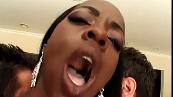 Deux studs blancs baisent la brune Kennedy en missionnaire et anal