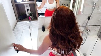 Striking chippie's red head clip