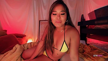 Asiatisches tätowiertes Solo-Mädchen im Cuckold-Club