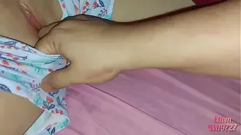 xxx desi video casero con mi hermanastra primera vez en su cama hacemos cosas debajo de las sabanas