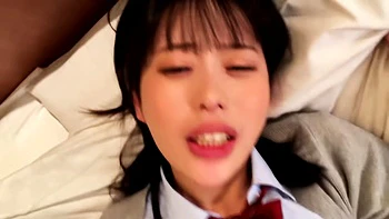 Asiática de 18 anos cavalgando o pau com força