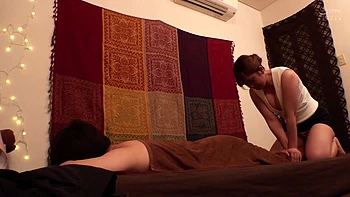 Grosse asiatique chevauche fort et baise profondément