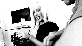 Caméra cachée sur une pornstar blonde aux gros seins