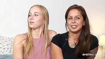 Mit Vibrator Und Dildo Im Gepick Zum Hihepunkt - Cute 18yo Brunette Lesbians Flirt And Make Out