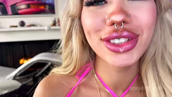 Луна Люкс трахает горло и рот глубоко