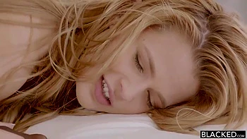 Chica rubia joven follada con gran polla interracial