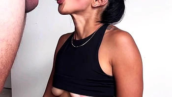 Amateur morena hace una mamada en público POV