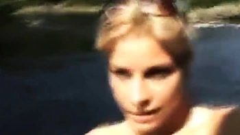 Loira teen chupando e fazendo boquete POV com gozada