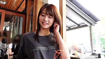 Chica asiática hermosa corre fuerte