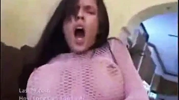 Busige Brünette wird Doggy und Cowgirl gefickt