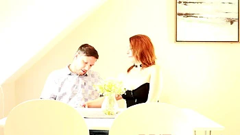 Рыжая студентка трахается сзади за спиной сестры