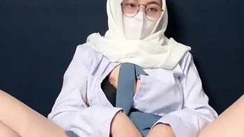 Chica morena se corre sola con juguetes tras la escuela