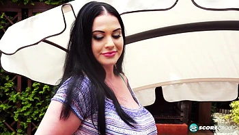 Tina Lee mit prallen Titten, zu groß für ihren BH draußen