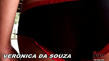 Брюнетка в чулках демонстрирует ноги на улице