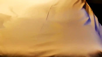 Amadora asiática dá um blowjob japonês profundo