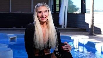 Aeryn, 28, bets on two stallions... - Jacquie et Michel TV