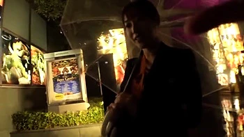 Chica japonesa elegante besa profundo con braguitas blancas