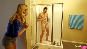 Толстушка в тройничке: глубокий минет, догги и наездница