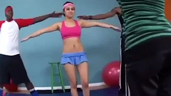 Vanessa Leon suce deux grosses bites noires en missionnaire