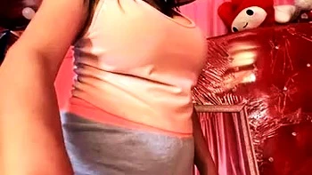 Busige asiatische Amateurin zeigt fette Titten vor der Cam