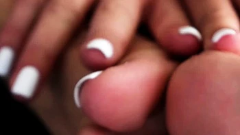 Pies pequeños seductores fetiche en primer plano