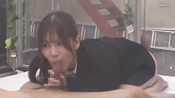 Jouets enfoncés profondément dans sa chatte