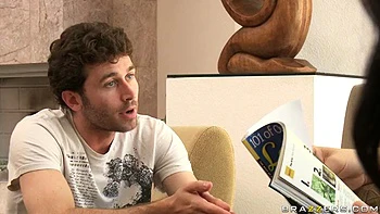 Sexy MILF lutscht Schwanz und reitet Doggy Cowgirl