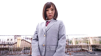 Heiße Schönheit macht tiefen Blowjob mit hartem Ficken