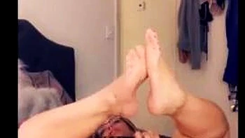 Блондинка шлюха кончает от мастурбации с большими сиськами и жопой