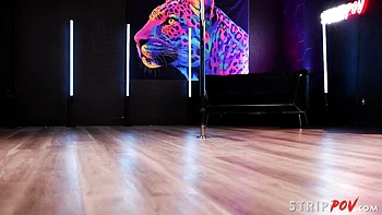 Nicole reitet schwarzen Schwanz, macht Twerking und Lapdance-Fick