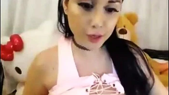 Latina amateur se desnuda y luce su culo grande