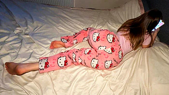 Маленькая падчерица с натуральными сиськами жестко трахнута с кончой внутрь