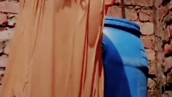 Bhabhi indienne filme son bain nue en plein air