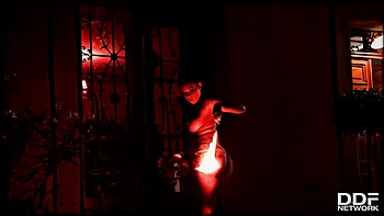 Brune pyromane baise ses gros seins en plein air