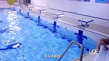 Rubia de tetas naturales cumple su debut en blowjob POV