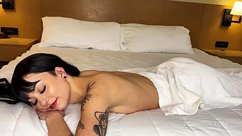 Masajista cachondo hace que la teen moquee la polla