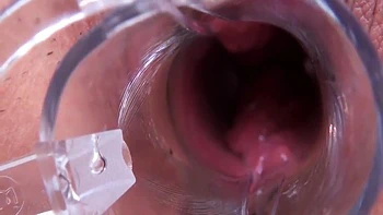 Morena japonesa brinca com brinquedos na buceta a 38°C