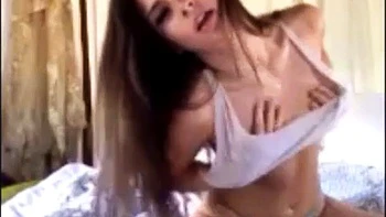 Любительница Мэдисон Дек демонстрирует маленькую грудь и сексапильность