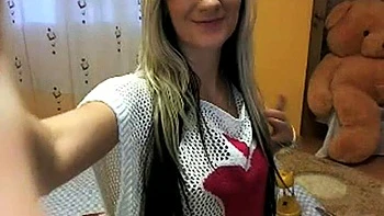 Amatrice se masturbe en solo avec dildo en webcam