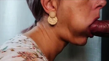 Arrow & Petra schlucken großen Schwanz beim Glory Hole Deepthroat