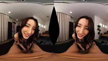 Chica asiática chupando polla en stripchat VR