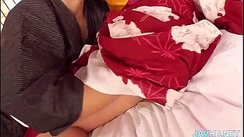 Gros seins japonais et jouets en gros plan